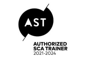 Ein schwarz-weißes Logo mit „AST“ in fetten Buchstaben in einer schwarzen Kreisform. Darunter befindet sich der Text „AUTHORIZED SCA TRAINER 2021-2024“.