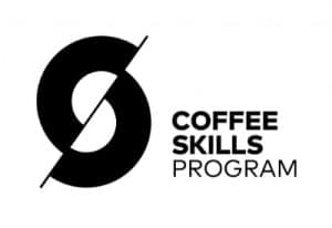 Das Bild ist ein Logo für das Coffee Skills Program. Es zeigt links ein stilisiertes, verschlungenes „S“-förmiges Symbol in Schwarz und rechts den Text „COFFEE SKILLS PROGRAM“ in fetten, schwarzen Großbuchstaben.