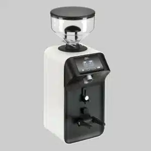 Eine moderne Kaffeemühle in weiß-schwarzem Design mit einem durchsichtigen Bohnenbehälter oben und einem digitalen Display vorne. Die Maschine verfügt über Drehknöpfe und Hebel zum Anpassen der Mahleinstellungen und einen Siebträgerhalter zum direkten Mahlen – die Stand-alone-Mühle von life von Ceado.